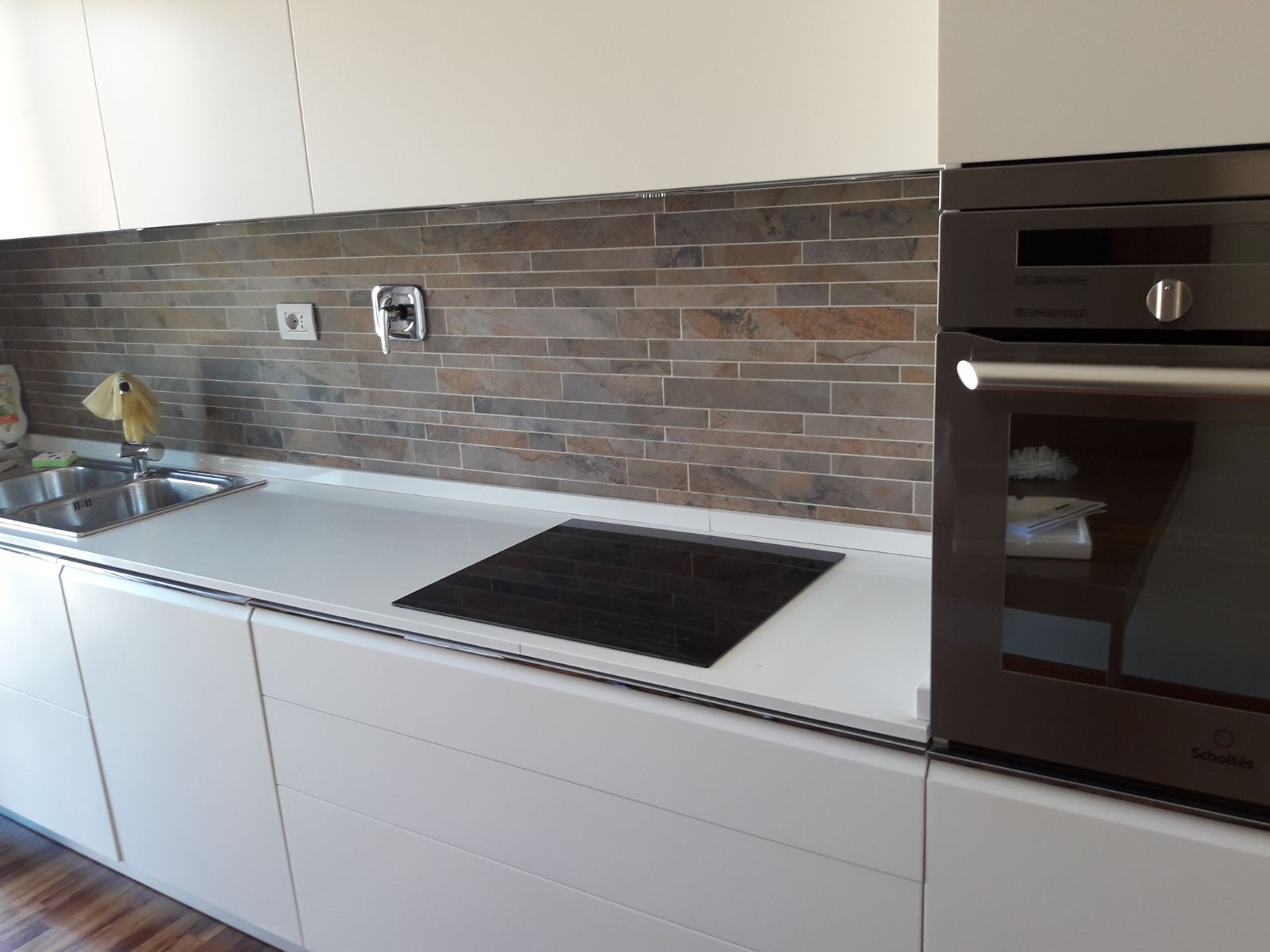 Piano Cottura Induzione Electrolux Su Una Cucina scatto 2