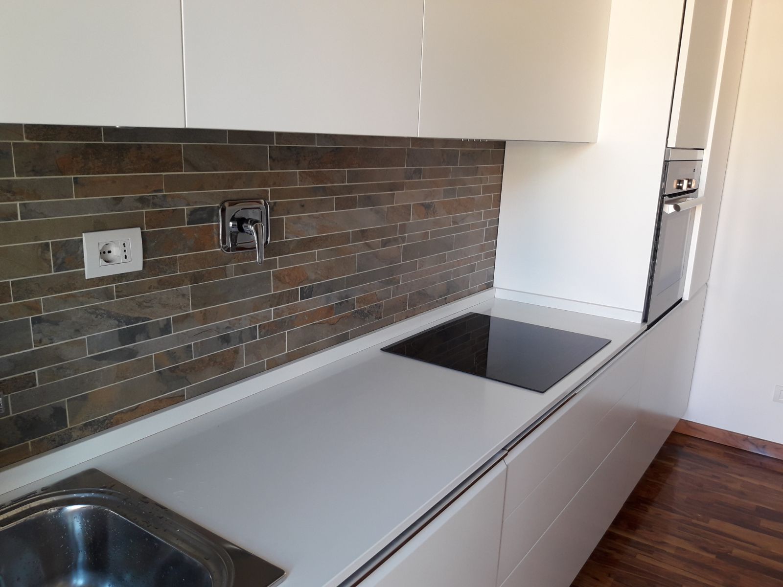 Piano Cottura Induzione Electrolux Su Una Cucina scatto 3