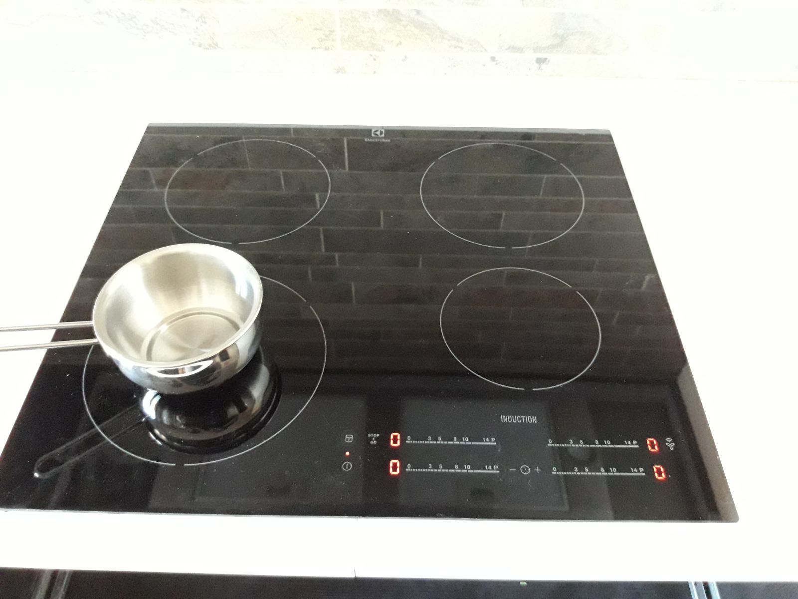 Piano Cottura Induzione Electrolux Su Una Cucina scatto 4