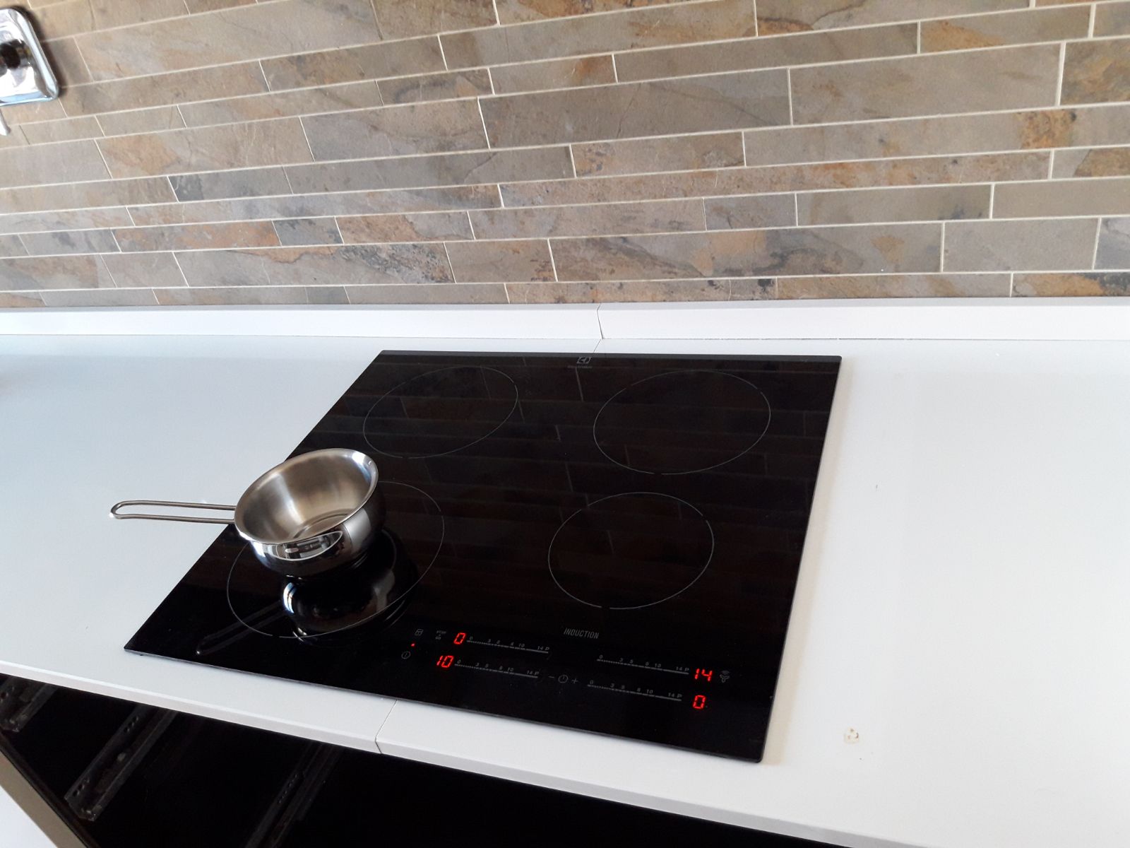 Piano Cottura Induzione Electrolux Su Una Cucina scatto 5