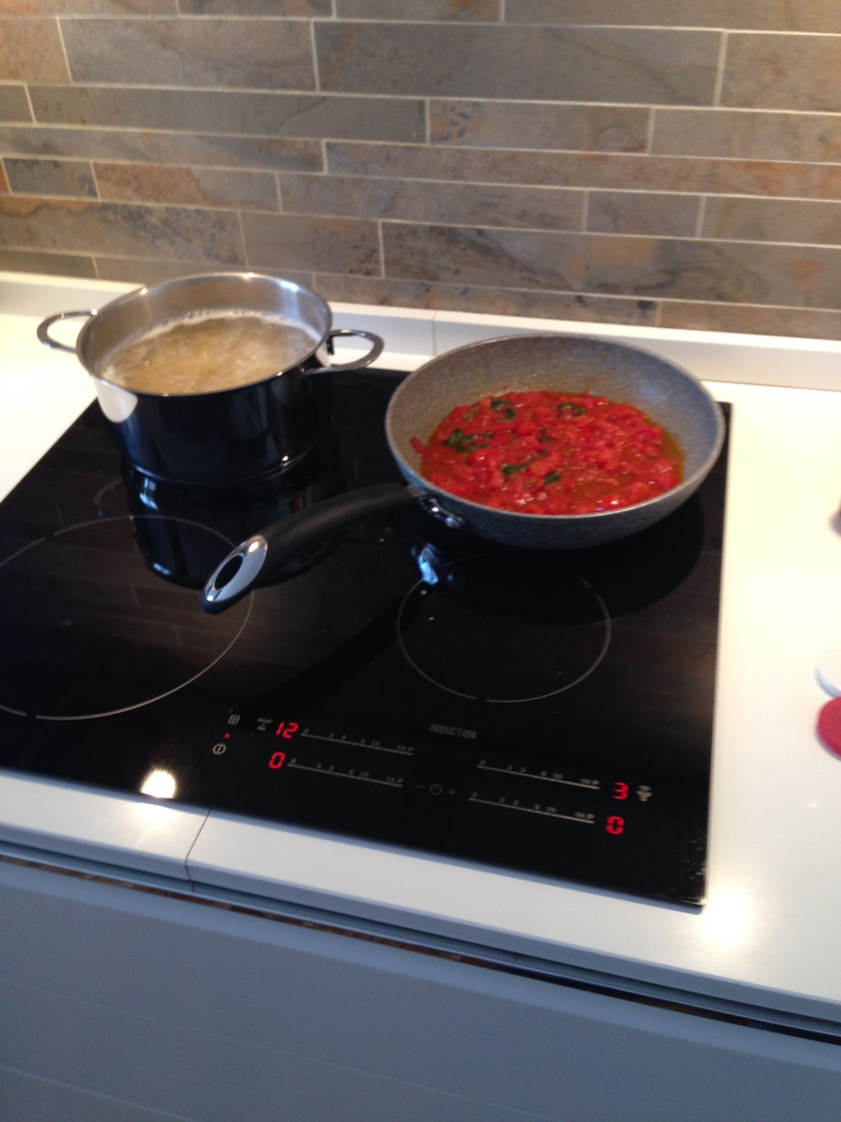 Piano Cottura Induzione Electrolux Su Una Cucina scatto 6