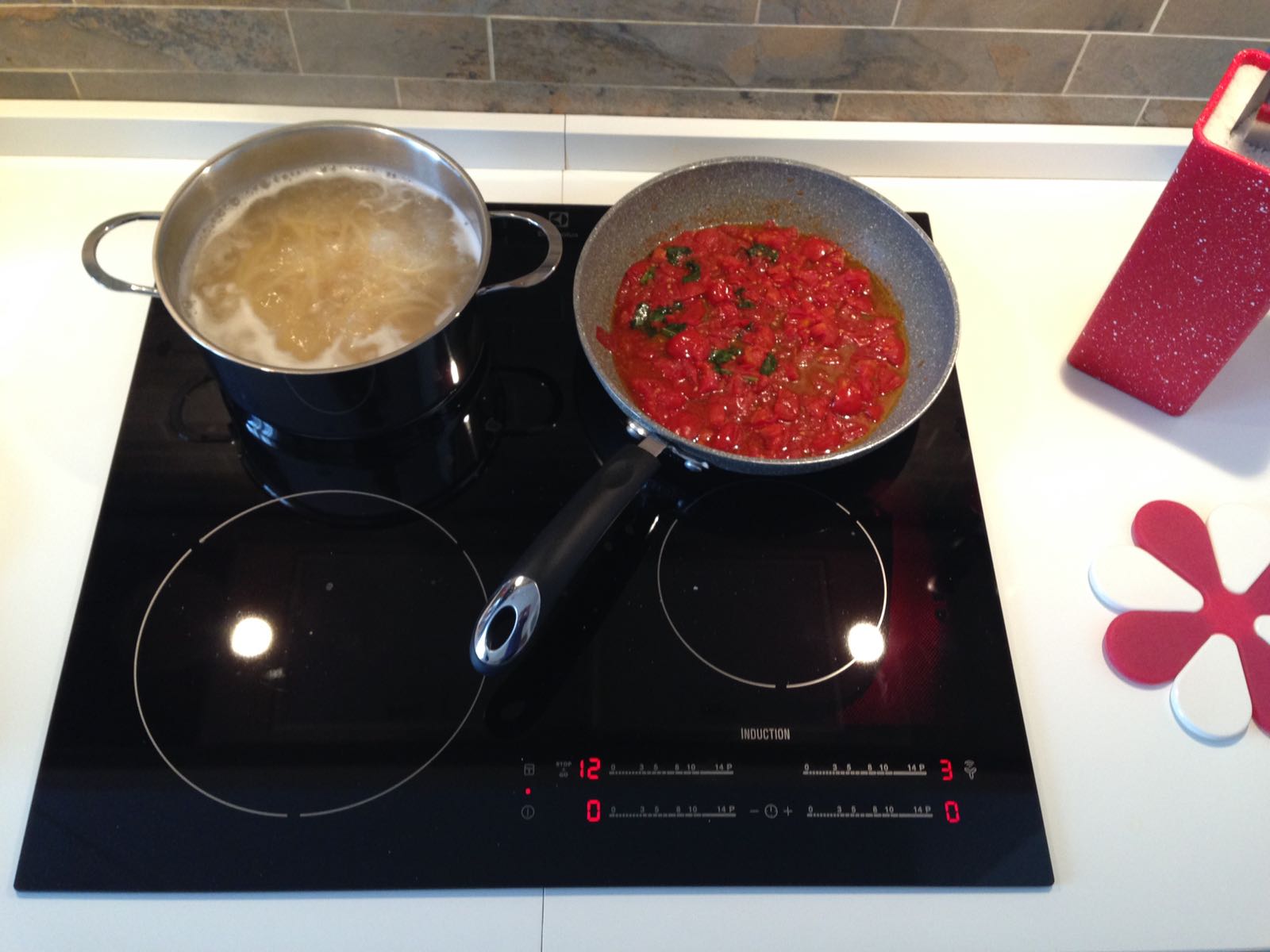 Piano Cottura Induzione Electrolux Su Una Cucina scatto 7