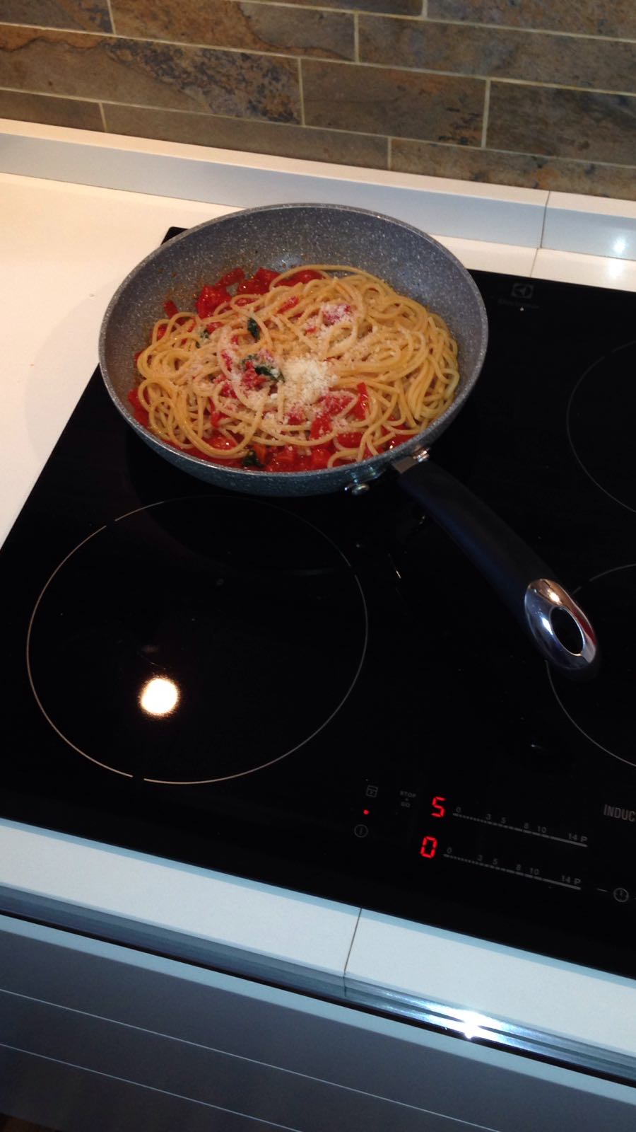 Piano Cottura Induzione Electrolux Su Una Cucina scatto 8