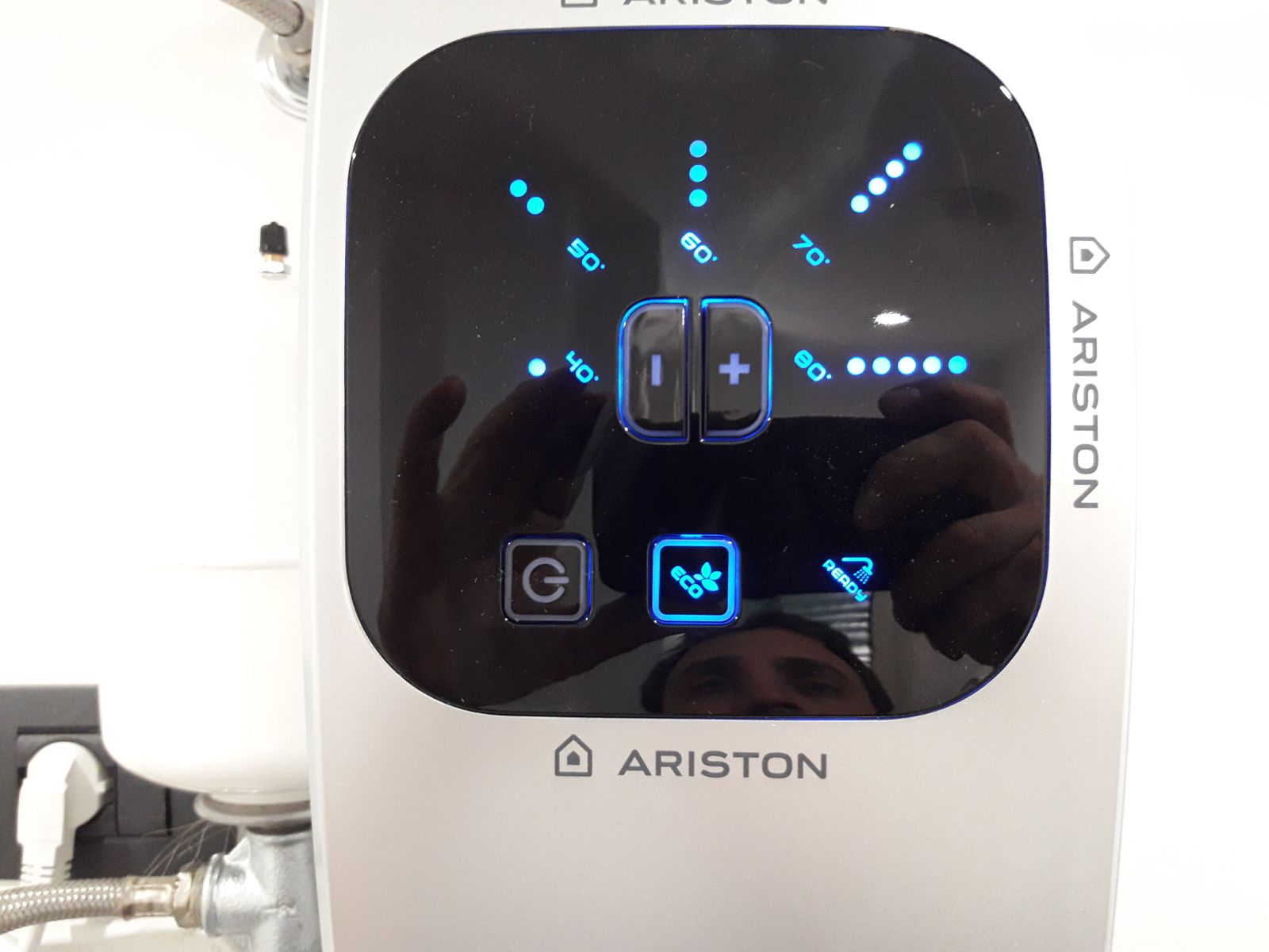 Uno Scaldabagno Orizzontale Ariston Italia Ad Alta scatto 3