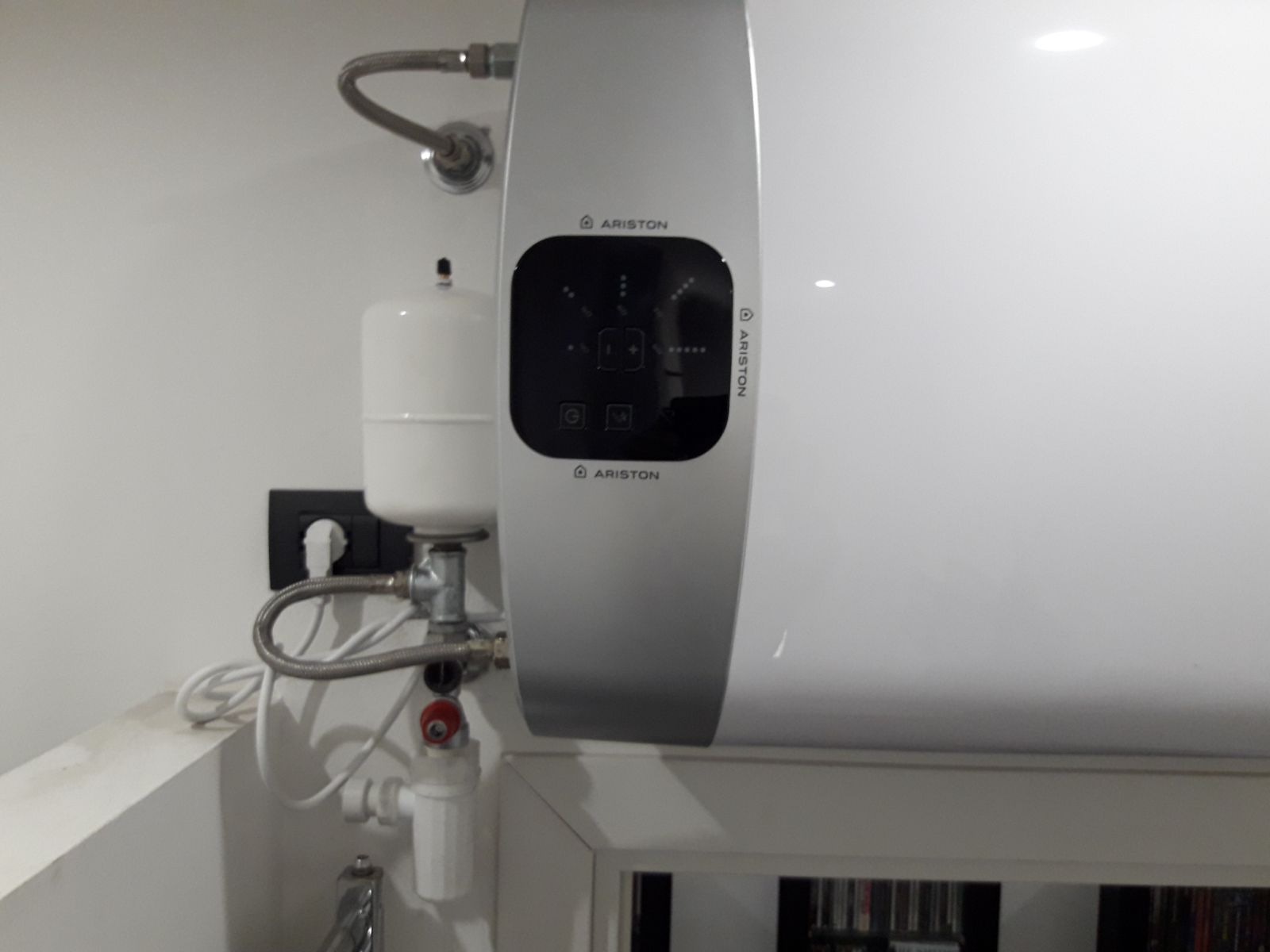 Uno Scaldabagno Orizzontale Ariston Italia Ad Alta scatto 2