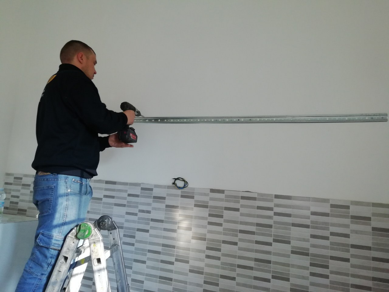 Cucina Lineare Completa Del Set Di Elettrodomestici scatto 3