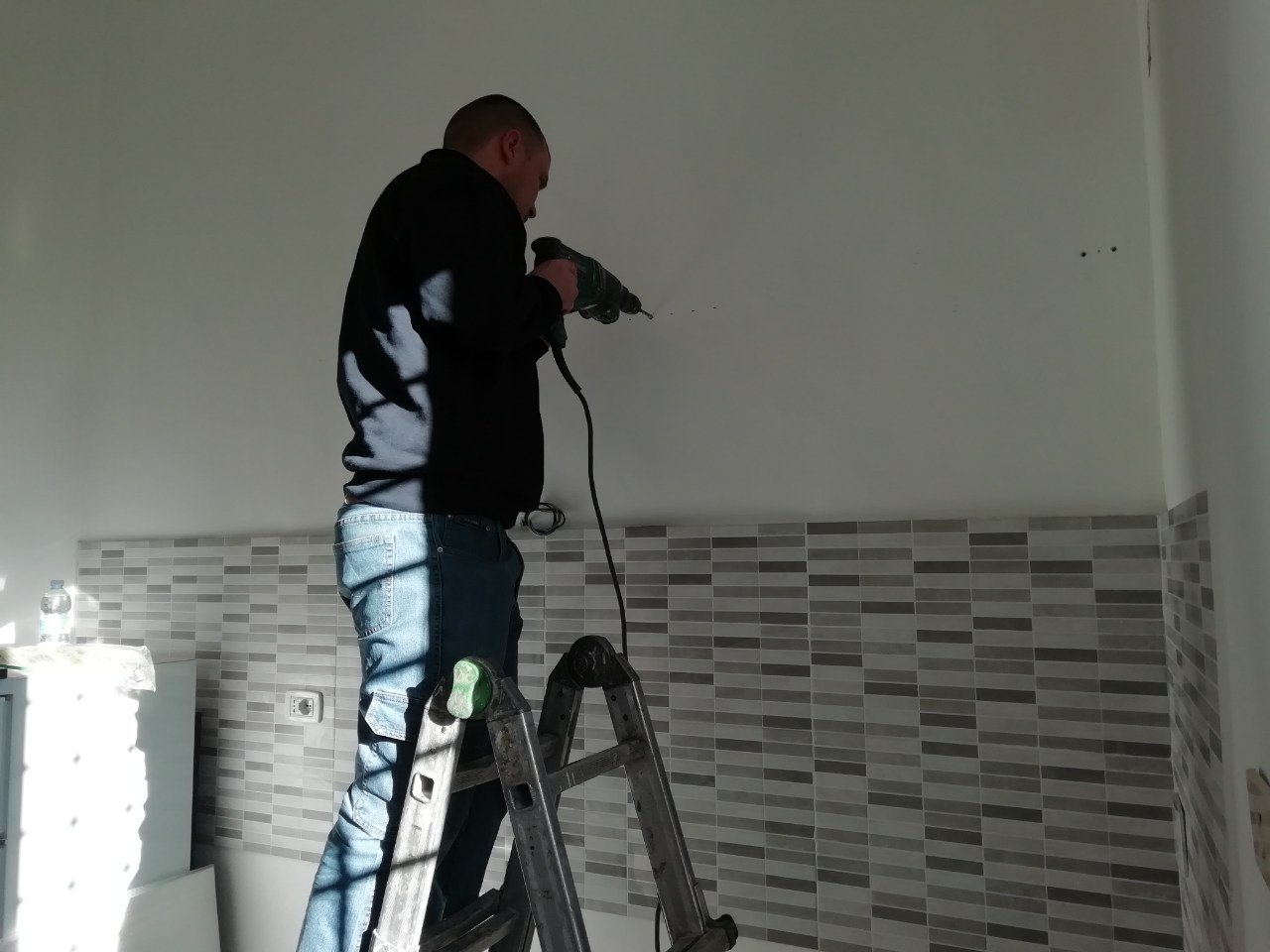 Cucina Lineare Completa Del Set Di Elettrodomestici scatto 2