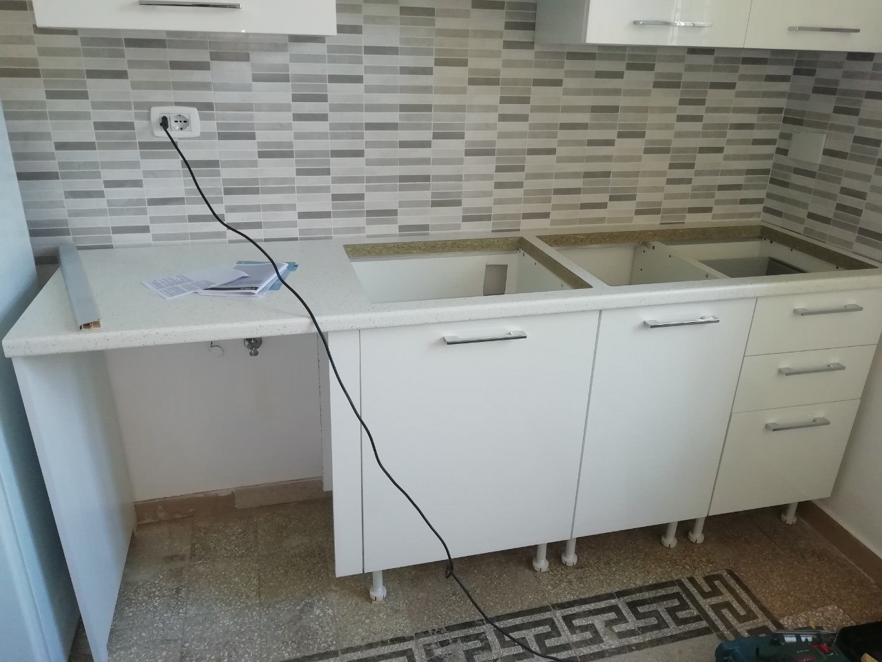 Cucina Lineare Completa Del Set Di Elettrodomestici scatto 5