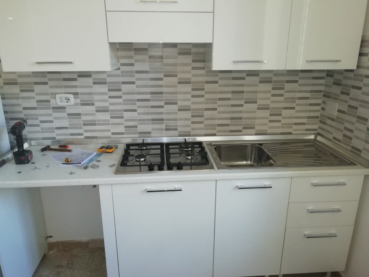 Cucina Lineare Completa Del Set Di Elettrodomestici scatto 6