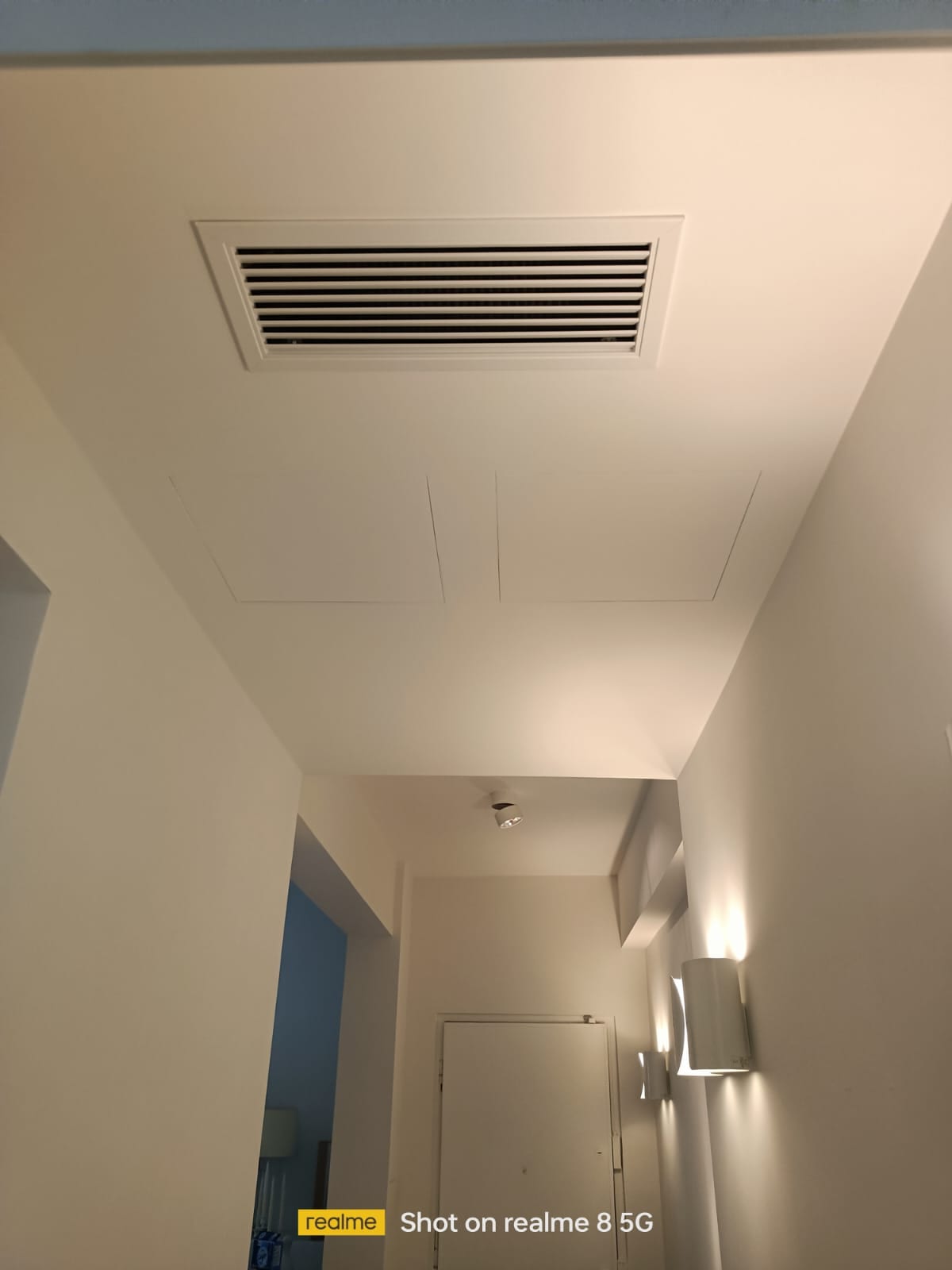 split interno con botole ispezionabili e controsoffitto finito